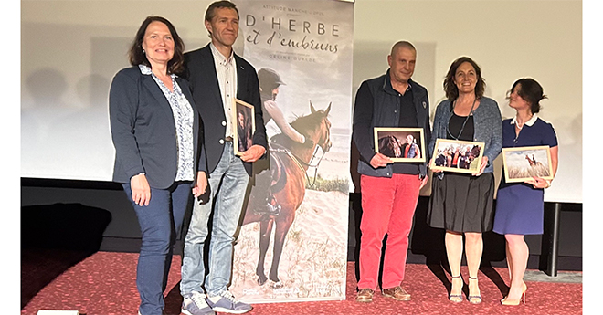 Sur la photo, Catherine Brunaud Rhin, présidente de Attitude Manche félicite Céline Gualde, la réalisatrice et ses « héros » Jean-Luc Dufour, Etienne Roué Lécuyer et Marine Siron