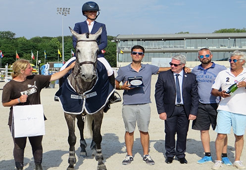 Juliette Faligot aux prix de l'épreuve sponsorisée par ST Stables (©ER)