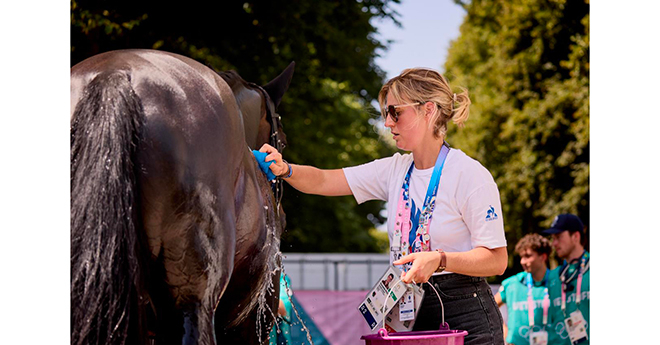 Des stations de refroidissement ont été installées sur le site équestre des Jeux olympiques de Paris 2024 à Versailles, équipées d'eau froide, de glace et de personnel prêt à aider les chevaux ayant besoin d'un rafraîchissement immédiat (© FEI/Liz Gregg)