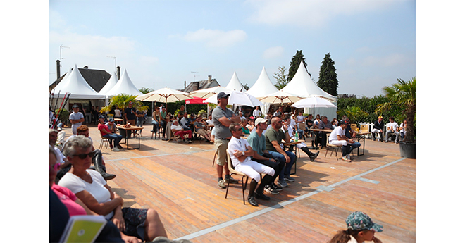 Vu de la fan-zone de Saint-Lô où se tient le NHS, le tour du Manchois a été longuement ovationné par des centaines de cavaliers devant l’écran géant. Superbe endroit ombragé sous les parasols.