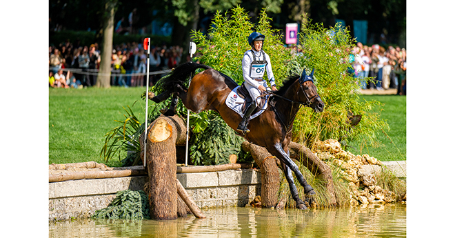 Tom McEwen (GBR) en selle sur JL DUBLIN lors du concours complet d'équitation au Château de Versailles pour les Jeux Olympiques de Paris 2024 (© FEI/Benjamin Clark)