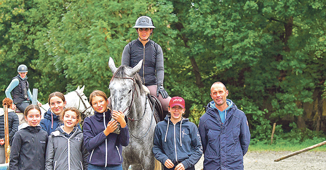 Le manège de L’Aumeraie sait aussi s’ouvrir aux jeunes cavaliers. Dernièrement Thomas Rousseau est venu à Saint Aubiny animer un stage (© Gilles Périnat)